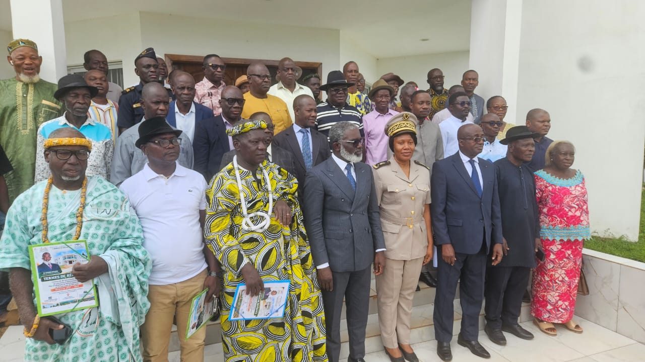 Photo de famille avec les autorités administratives, les élus et les leaders communautaires